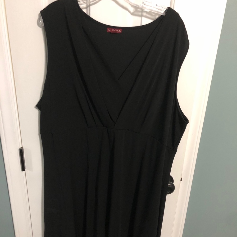 🖤 Sleeveless black dress.